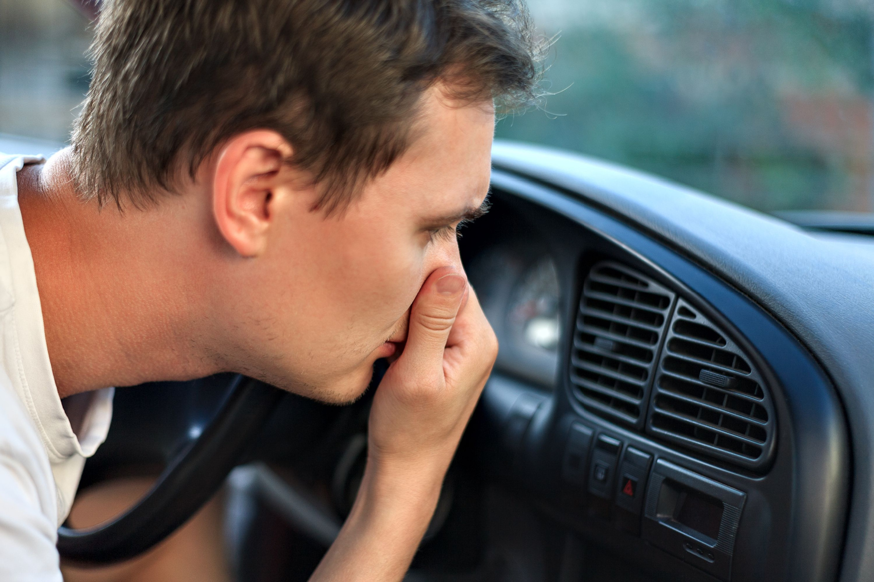 Kako ukloniti neprijatne mirise iz automobila