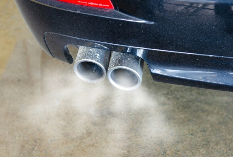 Beli dim iz auspuha pri paljenju kod dizel auta?