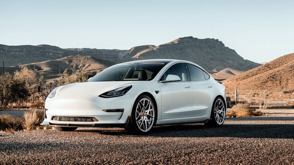 Da li kupiti polovni ili nov automobil Tesla
