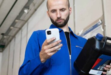 Čovek koji istražuje motorno ulje