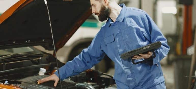 Vozač proverava automobil pre ulaska na autoput