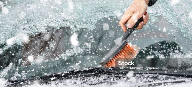 Zimska vožnja - čišćenje vetrobrana i priprema automobila