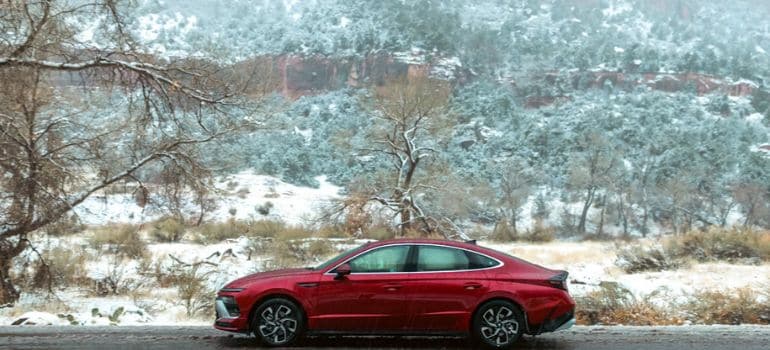 Automobil na zimskoj vožnji