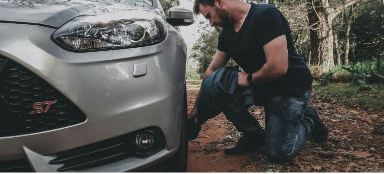 Mehaničar provera gume