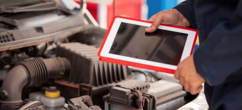 Mehaničar proverava dijagnostiku motora